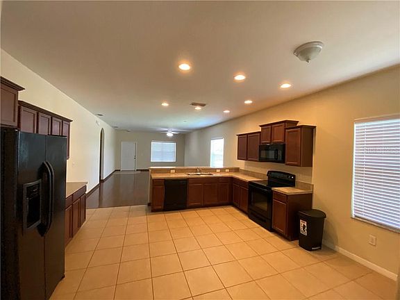 4th image of 15671 Braintree Ln