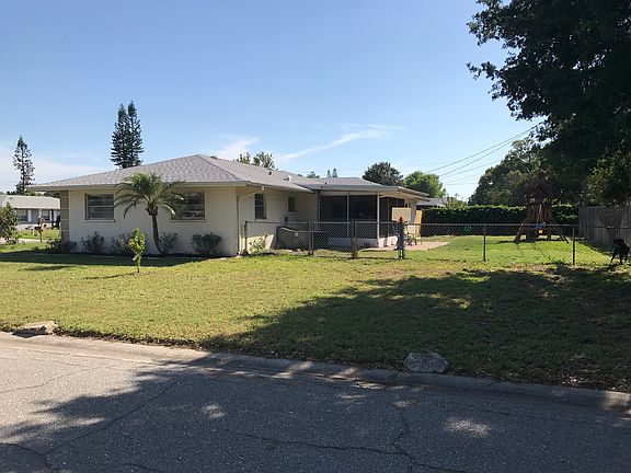 5th image of 3216 Cambridge Dr W
