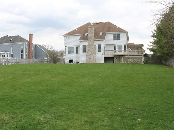 Great home w/great space!