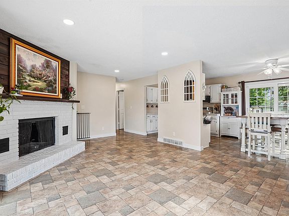 5th image of 562 Jones Rd