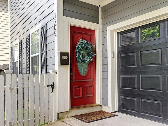 Let's head inside! Don't you love the red door?