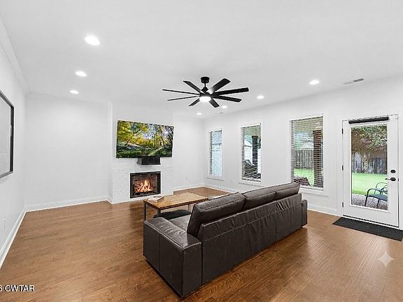 3rd image of 105 Emerald Breeze Dr