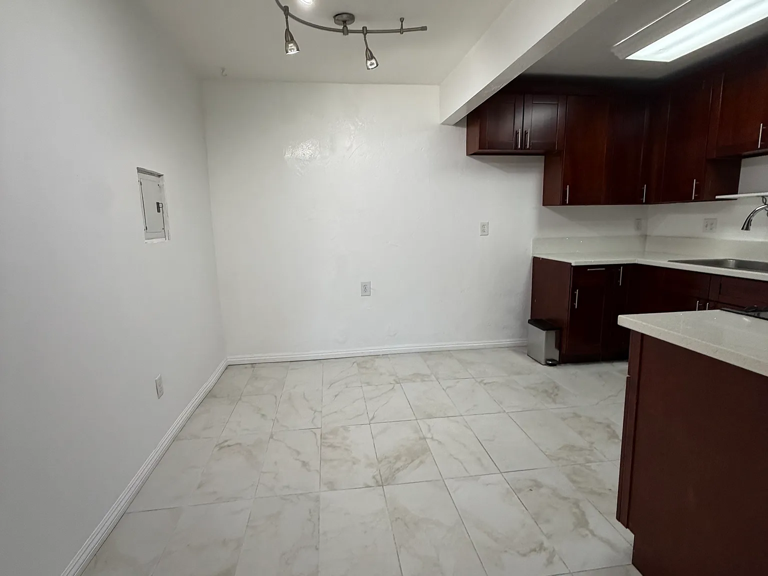 2 bed, 1.5 bath, 1100 sqft, $2,700 — Photo 2