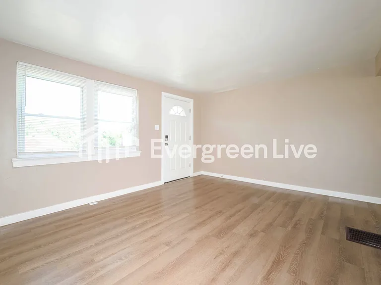 317 Johnston Rd — Photo 3