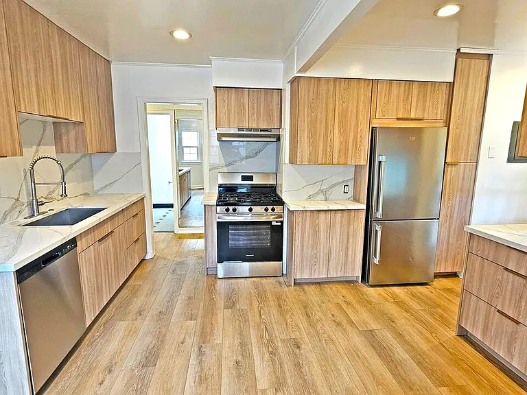 132 S La Peer Dr — Photo 9