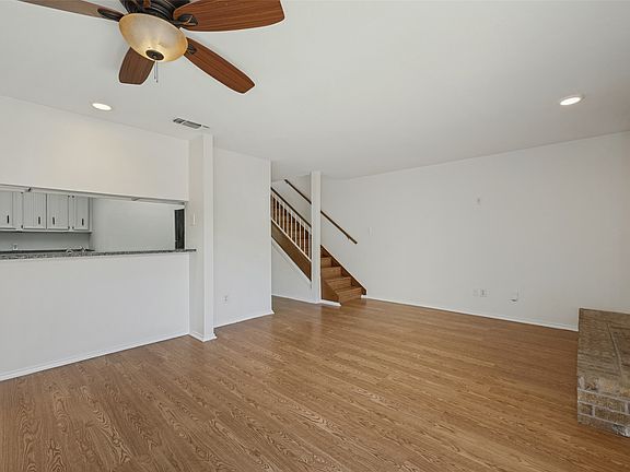 4th image of 10 W Meadow Ln