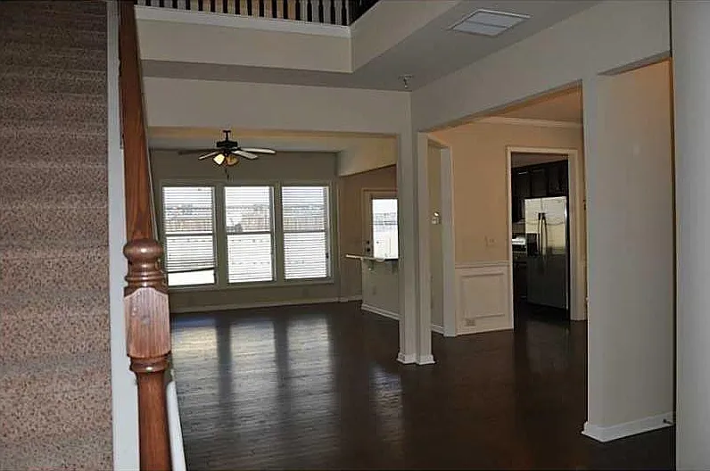 3 bed, 2.5 bath, 1925 sqft, $2,300 — Photo 2