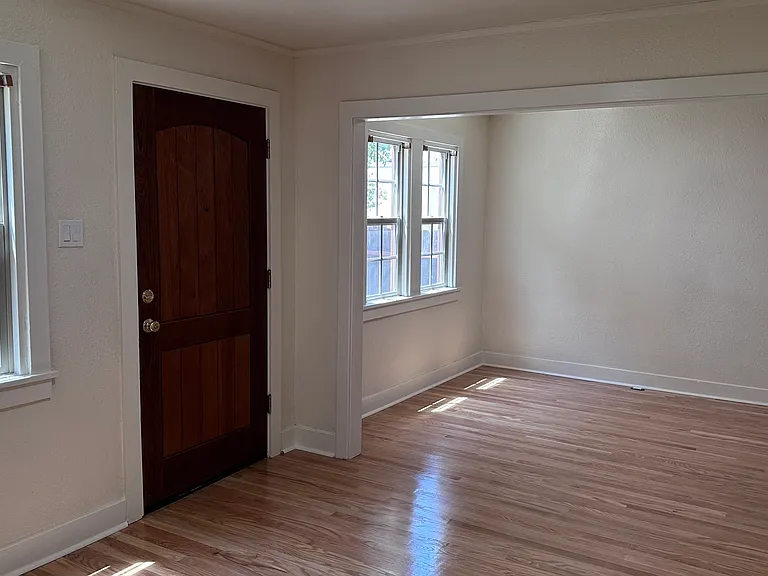 805 E Tujunga Ave — Photo 4
