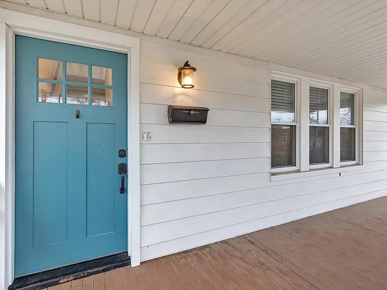 271 E Woodland St — Photo 2