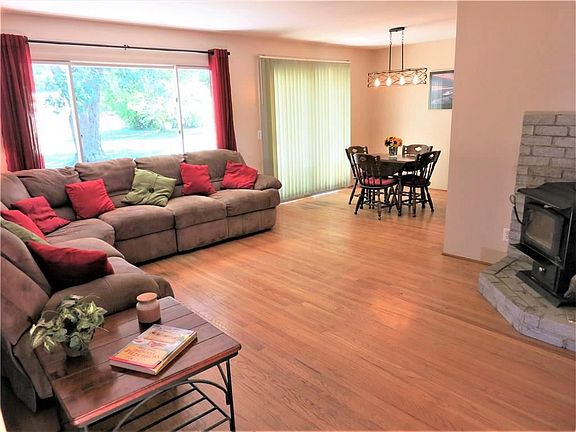 4th image of 32 Yellowstone Dr