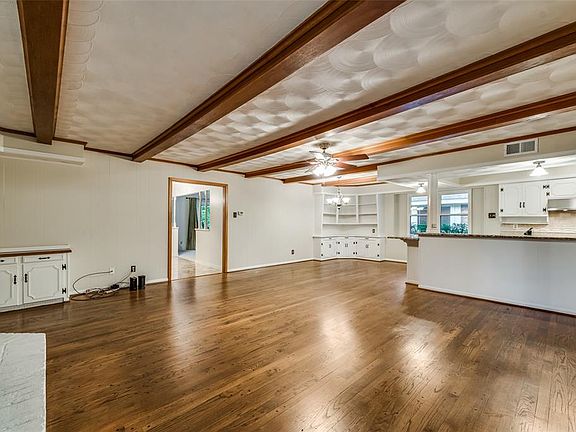 3rd image of 2936 Woodmere Dr