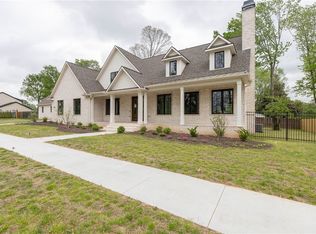 2588 N Broderick St, Fayetteville, AR 72703