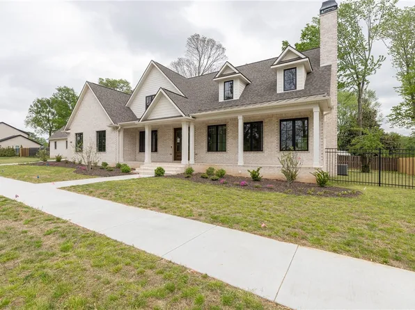 2588 N Broderick St, Fayetteville, AR 72703