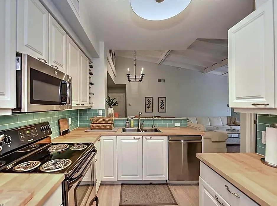 3 bed, 1227 sqft, $4,729 — Photo 3