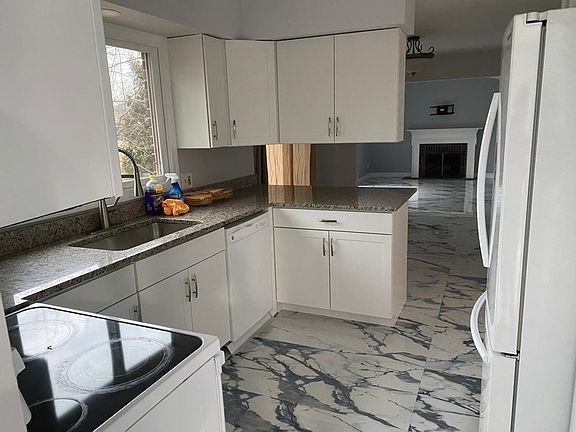 3rd image of 37206 Fairfax Dr