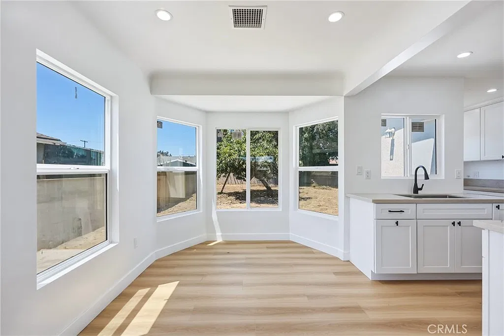 2 bed, 920 sqft, $3,200 — Photo 4