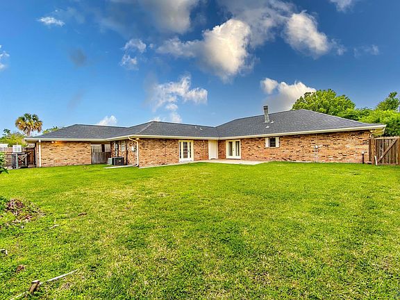 5th image of 504 Galveston Dr