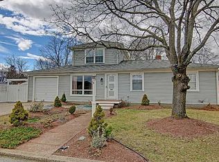 18 Meadowcrest Dr, Riverside, RI 02915