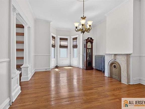 5th image of 591 Barron Ave