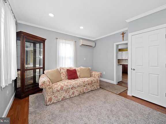 5th image of 910 Marion Ave