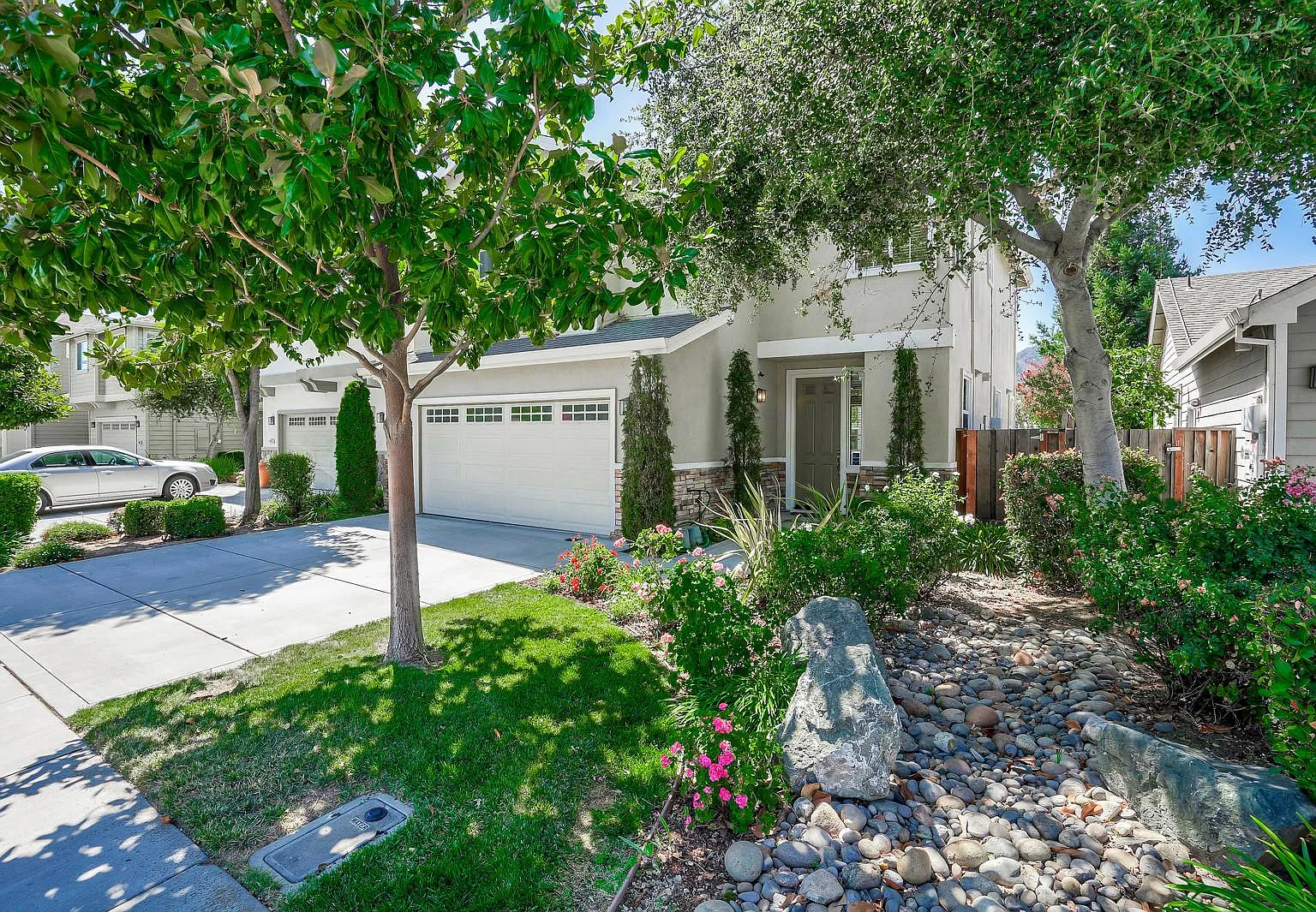 4 bed, 2.5 bath, 2035 sqft, $4,900 — Photo 3