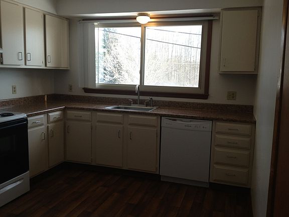 Large kitchen with range, refrigerator and dishwasher