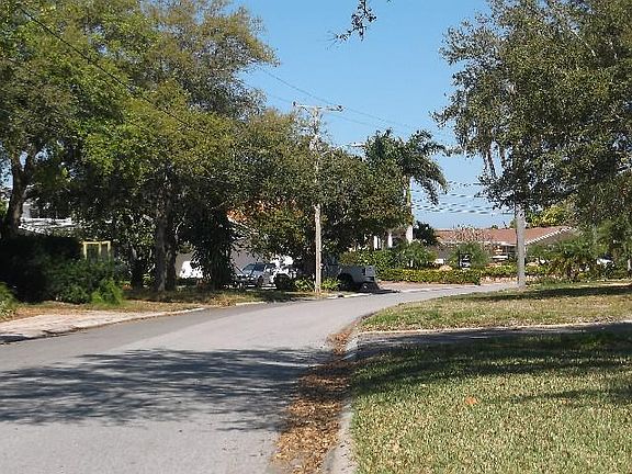4th image of 1931 Dolphin Blvd S