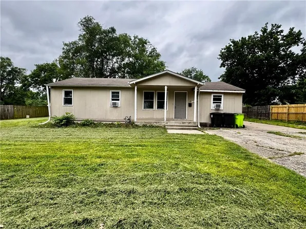 17210 Chestnut Dr, Belton, MO 64012
