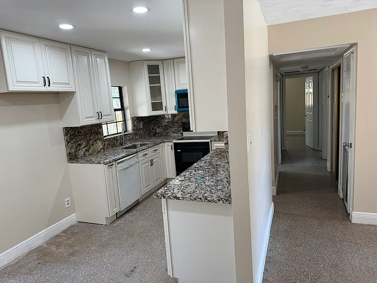 10715 N Dixon Ave — Photo 2