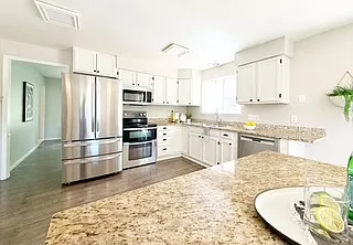 450 NE Riverhill Dr — Photo 16
