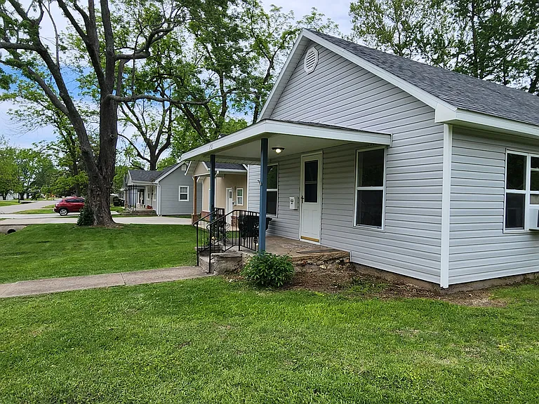 732 S Griffith Ave — Photo 1