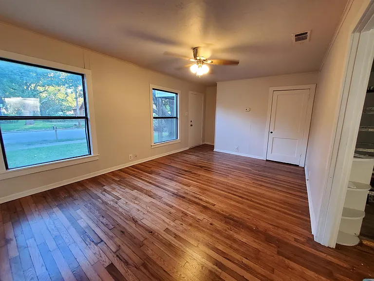 919 S Clements St — Photo 2
