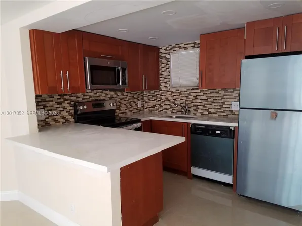 8290 Lake Dr, Doral, FL
