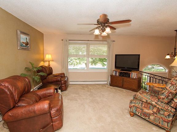 4th image of 806 Cumming Ln