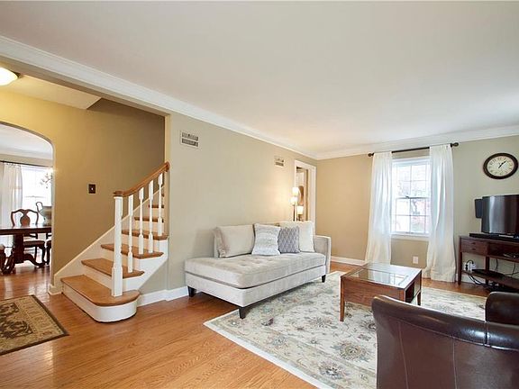 4th image of 246 E 74th Ter