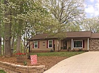 1670 Corral Dr, Hickory, NC 28602