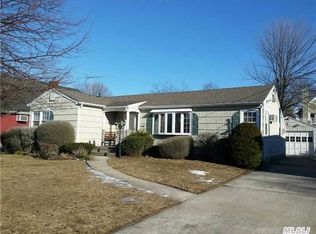 19 Tompkins Ave, Babylon, NY 11702