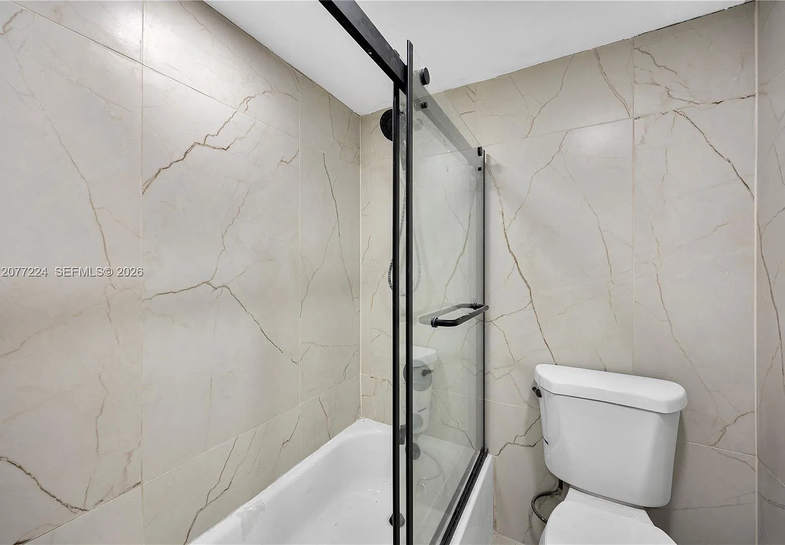 Lakes Of Inverrary Condo — Photo 2