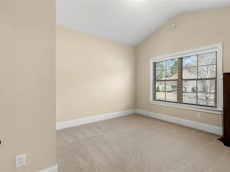591 Heywood St — Photo 21