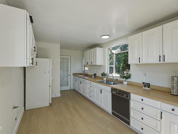 3rd image of 3666 Roderick Rd