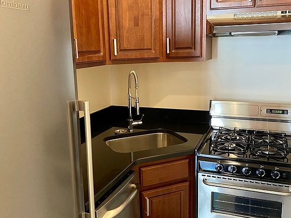 5th image of 141 W 80th St APT 2R