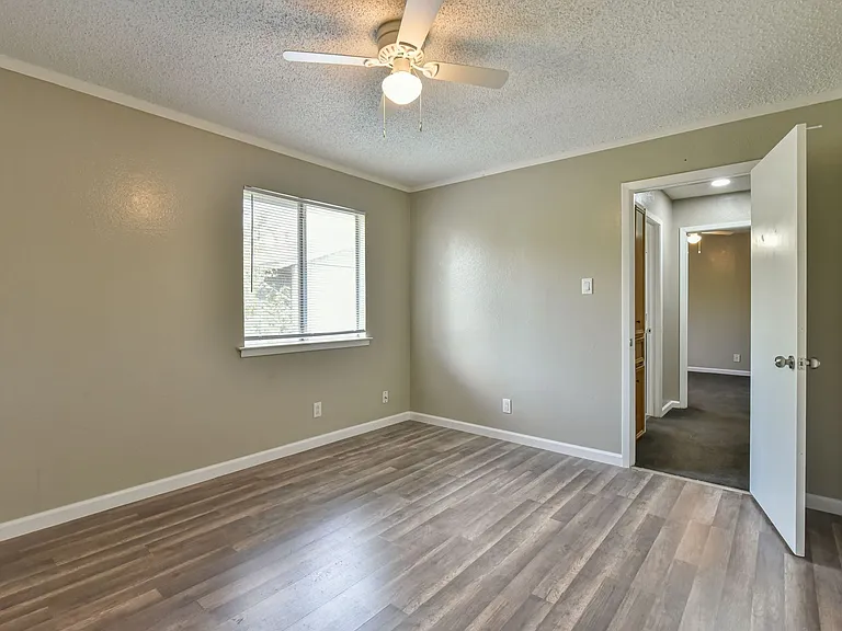 1141 Royal Crest Dr — Photo 25