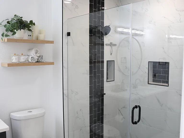 Primary bedroom bathroom