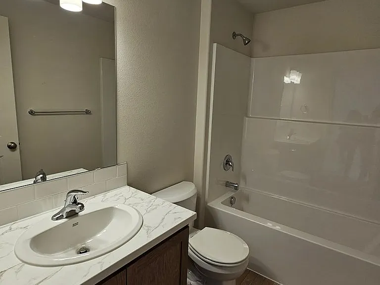 551 SE Polaris St — Photo 4