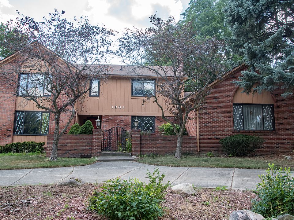 Front w/semi cir. drive