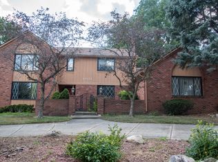 1801 Charm Ct, Rochester Hills, MI 48306