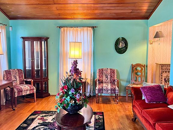 5th image of 541 Holbrook St