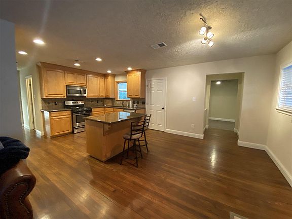 4th image of 1515 Longhorn Ave