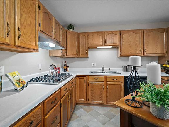 4th image of 2834 Foxwood Dr