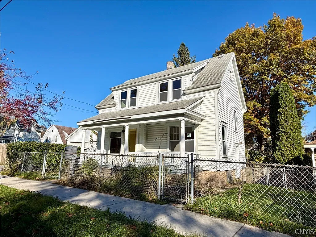 3 bed, 1.0 bath, 1200 sqft, $2,100 — Photo 3